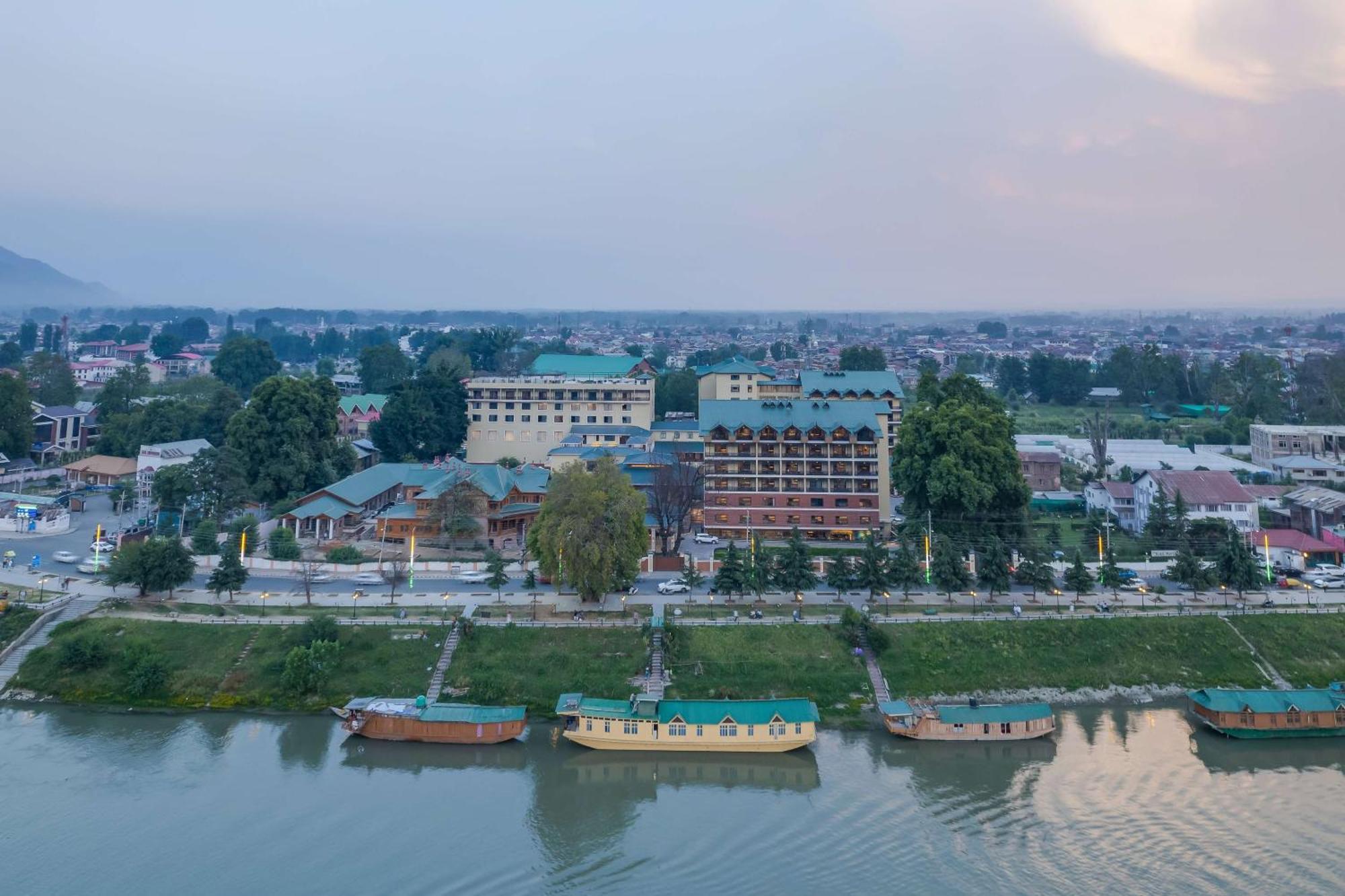 Radisson Collection Hotel & Spa, Riverfront Srinagar Zewnętrze zdjęcie