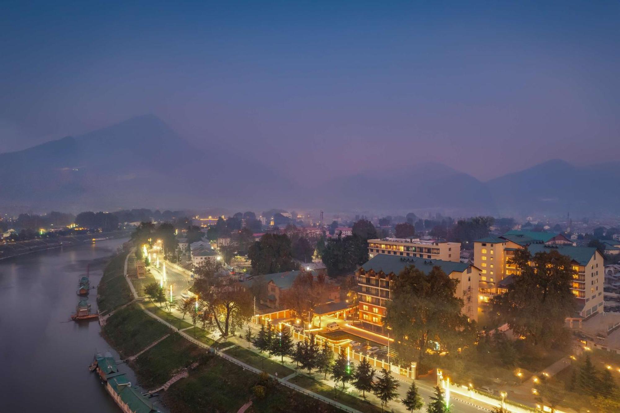 Radisson Collection Hotel & Spa, Riverfront Srinagar Zewnętrze zdjęcie